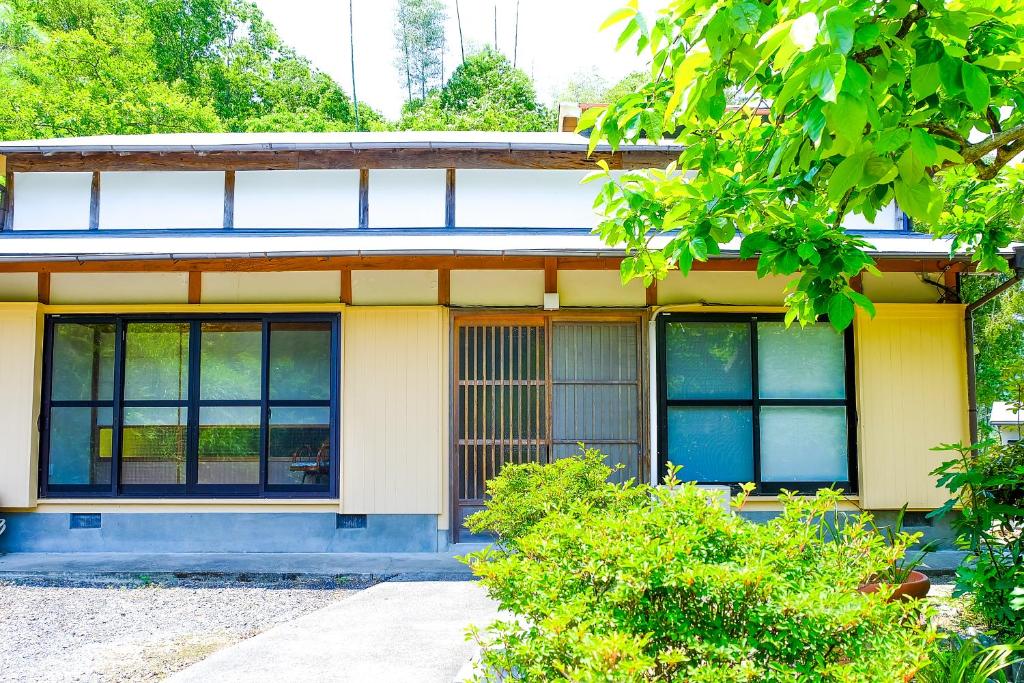 四万十川まで歩いて行ける 一棟まるっと貸し切りの宿 gu — photo 1