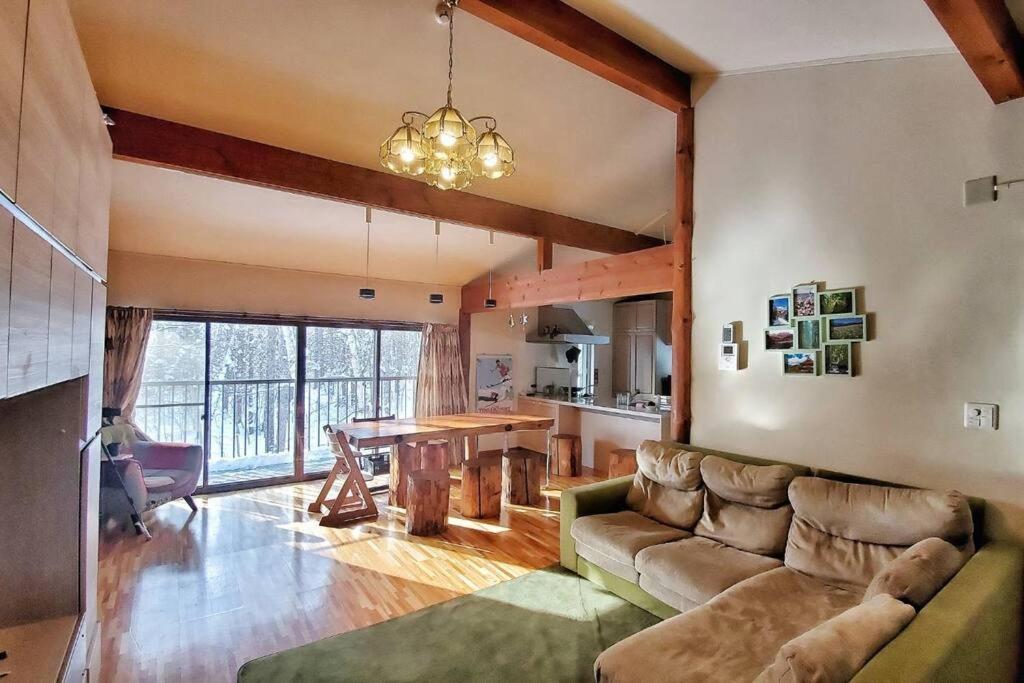 『一軒丸々貸切』徒歩5分圏内カフェ 自然を満喫 Modern Ski Chalet +WiFi & 5min walk to cafes. — photo 1