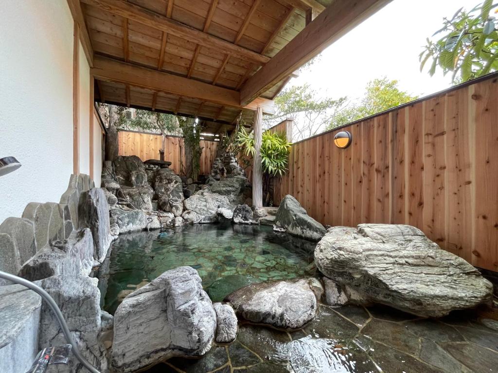 源泉かけ流しの露天風呂を独り占め!一棟貸切旅館「御宿あさか」29名まで宿泊可 — photo 1