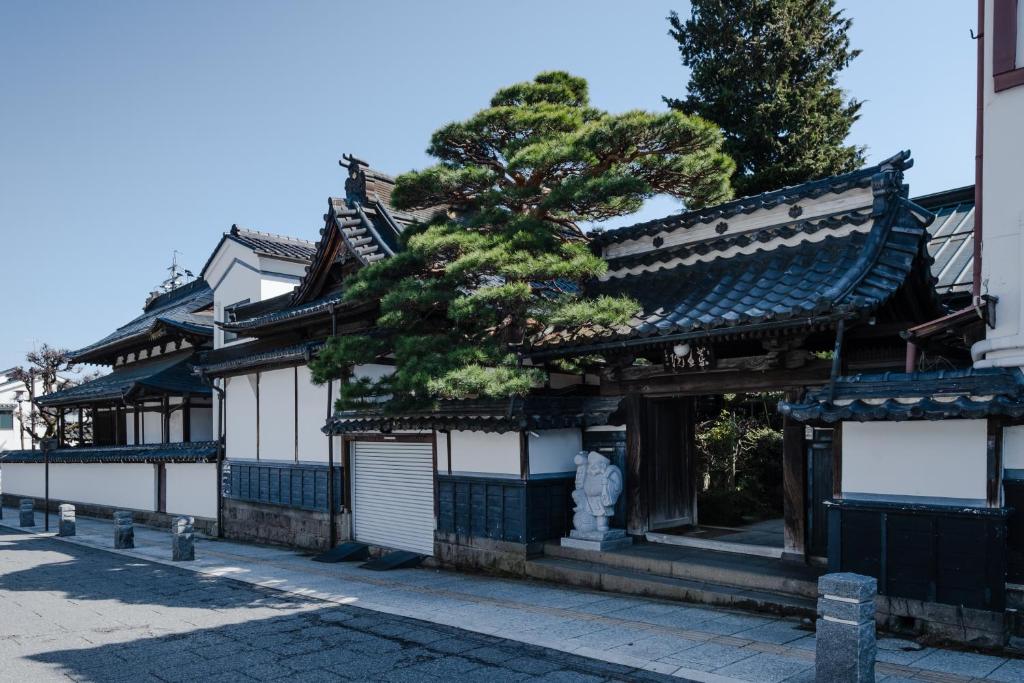 信州善光寺 薬王院 — photo 1