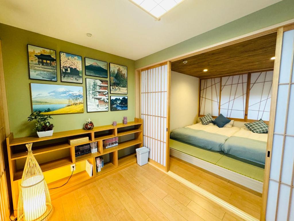 Ōimazato-Japanese Garden Japanese Entire House with T a t ami Rooms for 8 & 5 Minutes Walk to Imazato &2 Baths 2 Toilets &Direct to Namba and Nipponbashi — photo 1