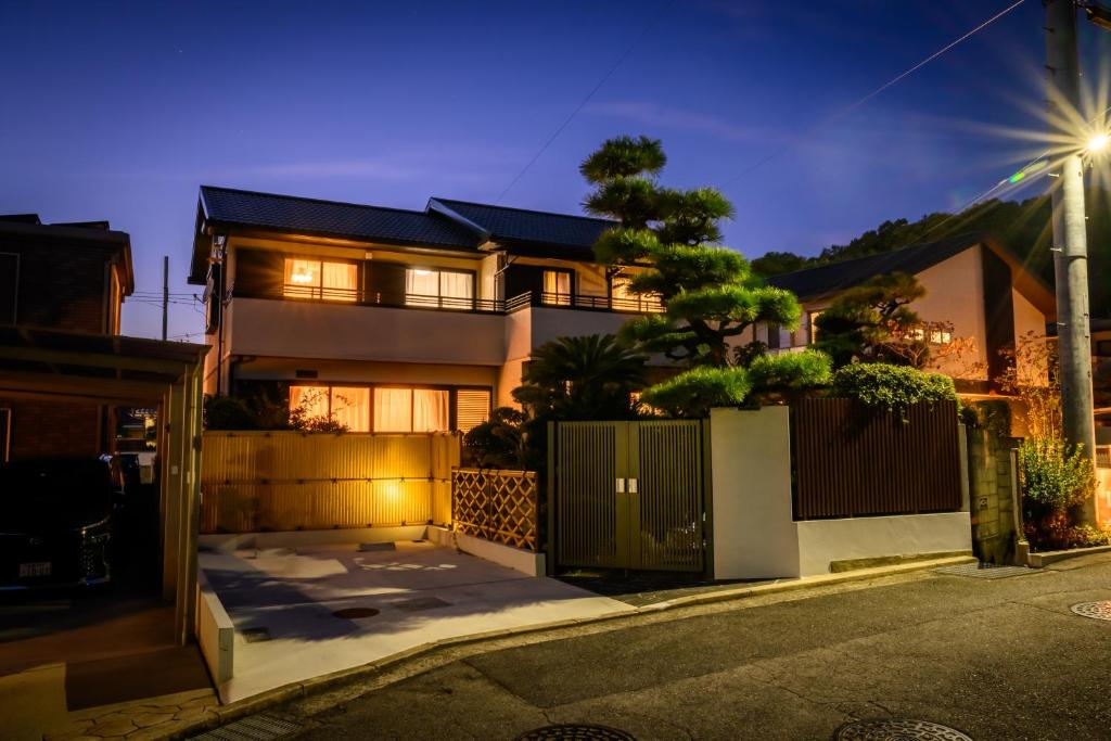 中山宿 Nakayama Villa 車移動に便利な広島高速すぐそば165平米の贅沢空間 無料駐車場に充電スタンド有り supported by COCOSTAY — photo 1