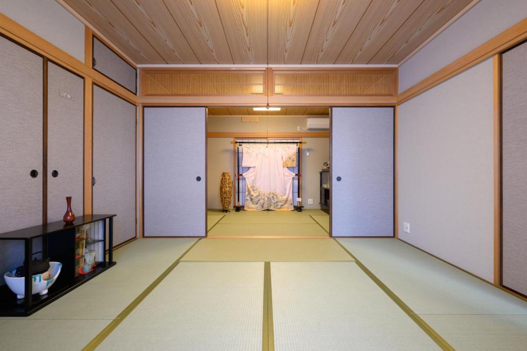 中山宿 Nakayama Villa 車移動に便利な広島高速すぐそば165平米の贅沢空間 無料駐車場に充電スタンド有り supported by COCOSTAY photo 2