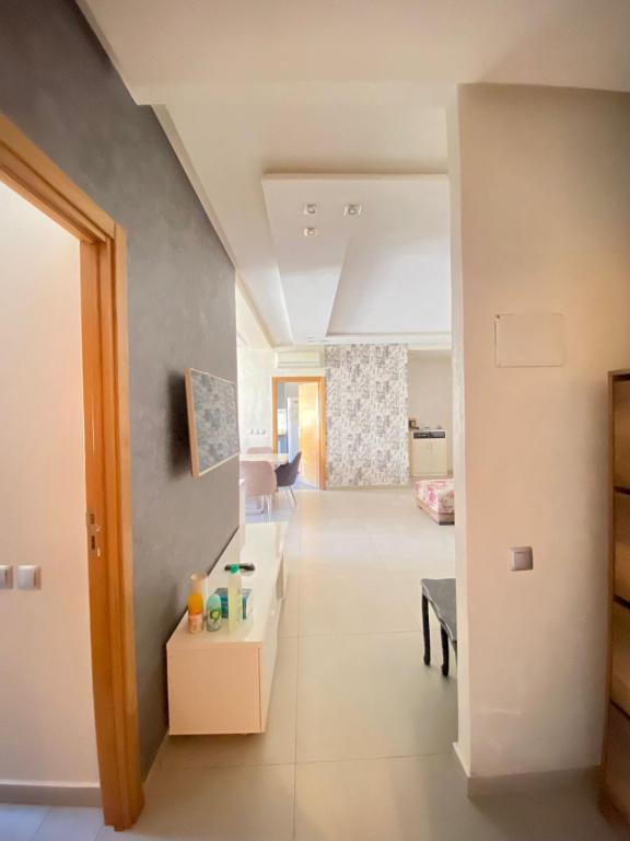 Spacious Apt with High-Speed WiFi & Parking - Center photo 2