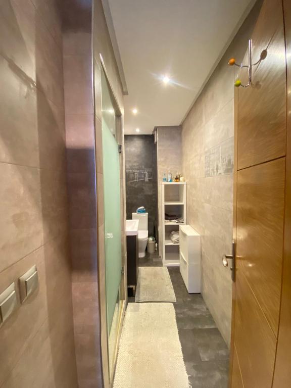 Spacious Apt with High-Speed WiFi & Parking - Center photo 3