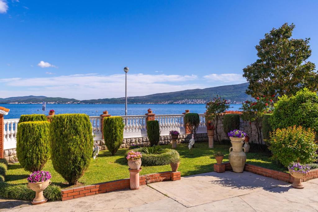 Seafront Haven Darka - Happy Rentals photo 2