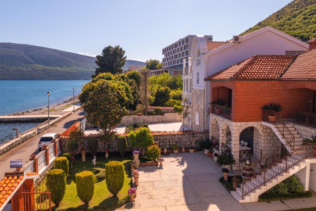 Seafront Haven Darka - Happy Rentals photo 3