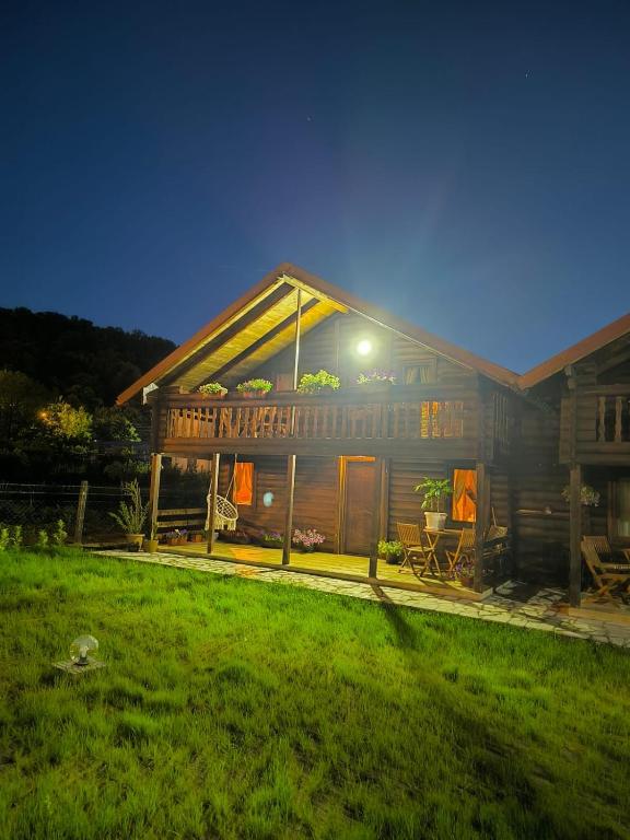 Wooden Lakeside Cottage — photo 1