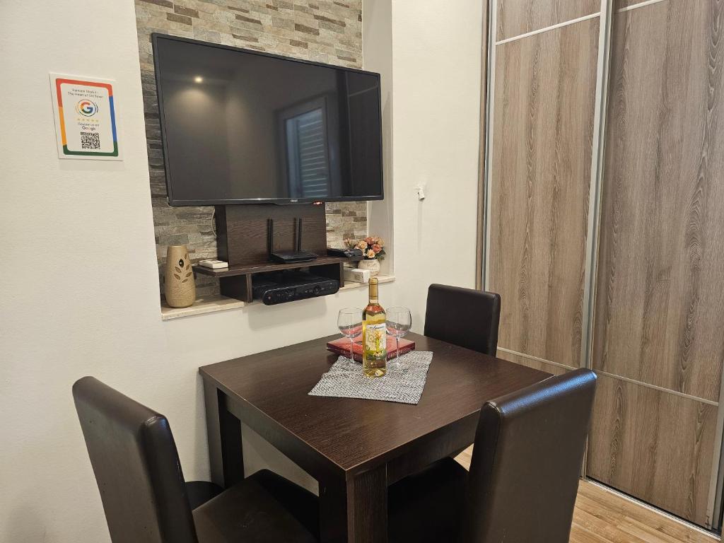 City Center Apartment-Old Town Terrace retreat — photo 1