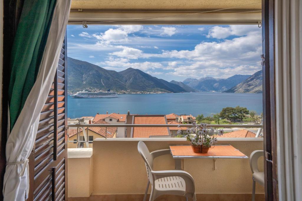 Seaside Serenity: 2-Bedroom Apartment with Boka Bay View — photo 1