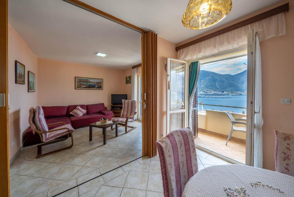 Seaside Serenity: 2-Bedroom Apartment with Boka Bay View photo 2