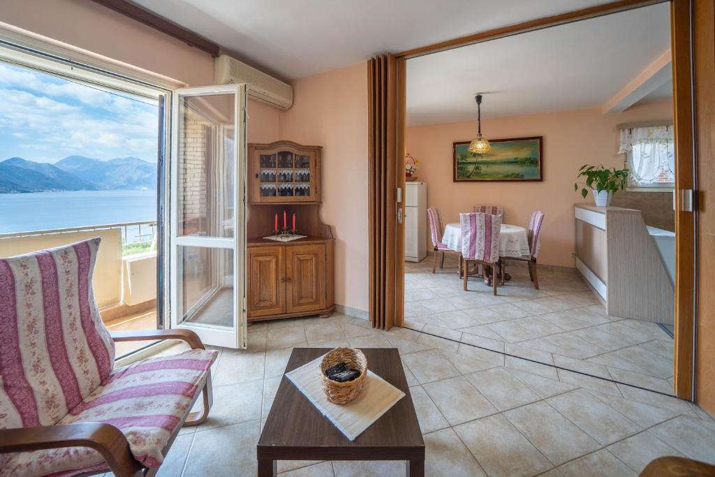 Seaside Serenity: 2-Bedroom Apartment with Boka Bay View photo 3