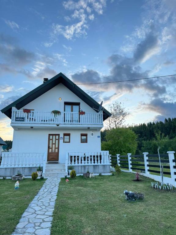 White Home photo 2
