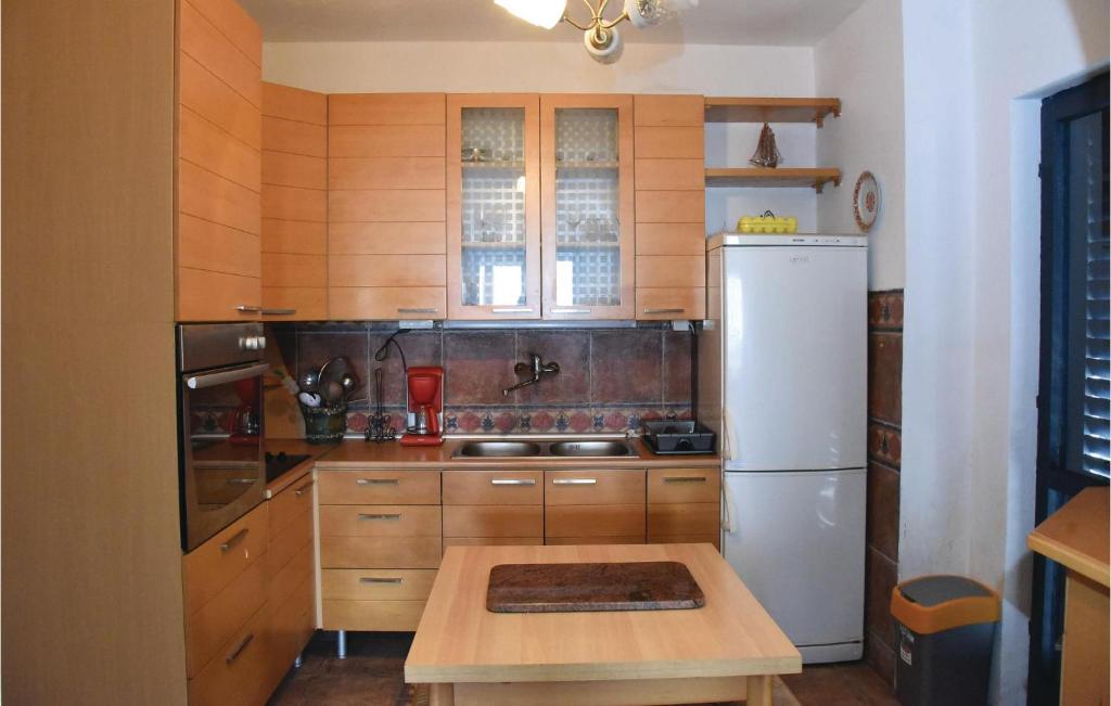 3 Bedroom Awesome Home In Dobrota photo 3