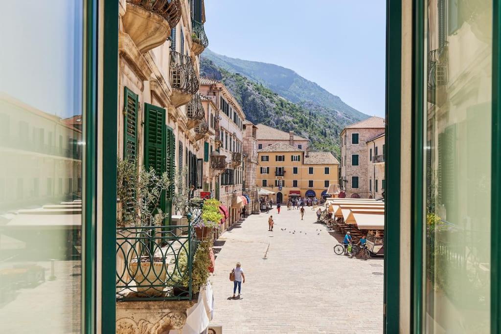 Spacious 1Bedroom on the Main Square of Kotor — photo 1