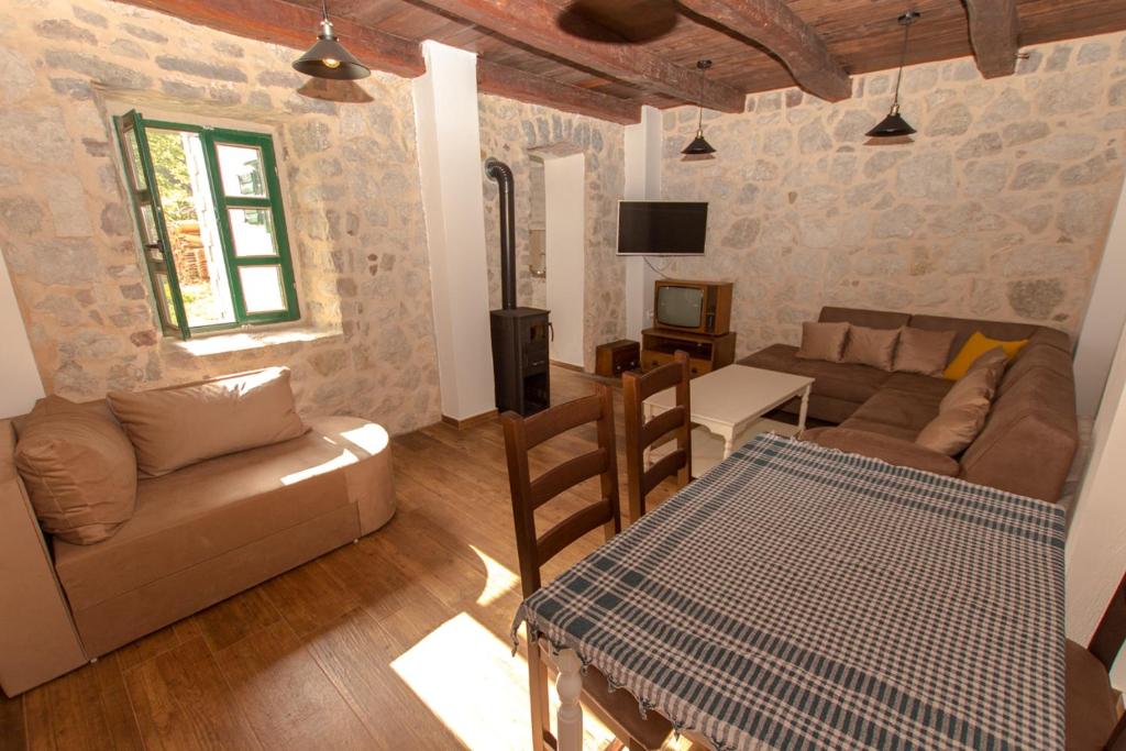 Rustic Stone House photo 2