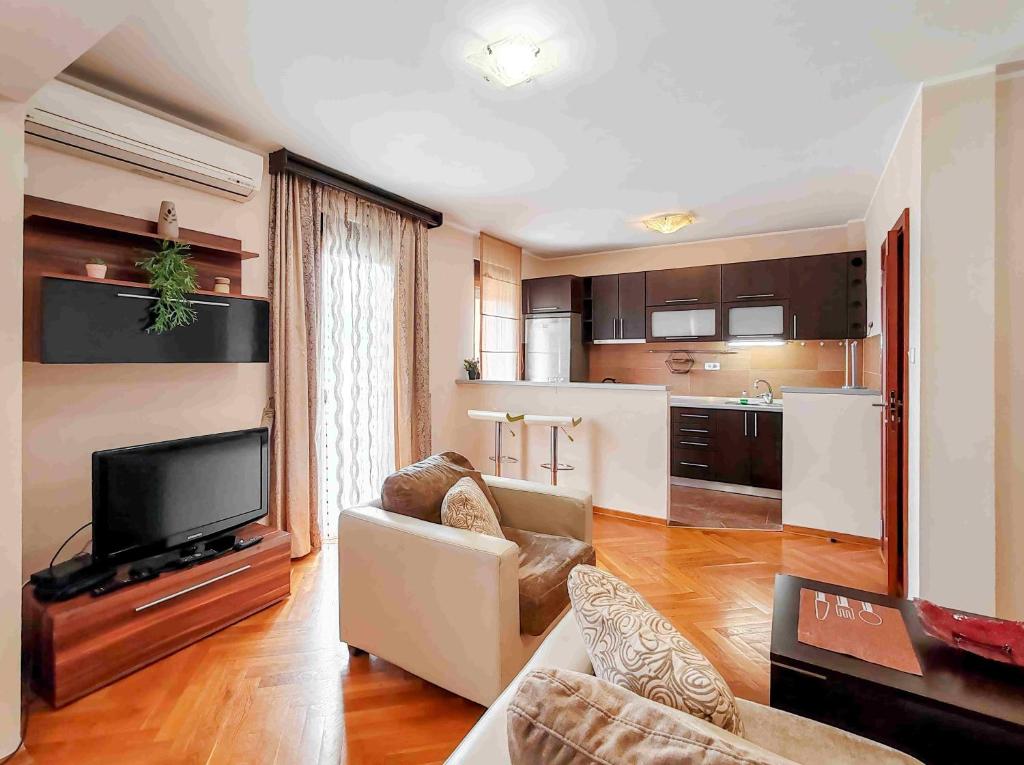 Sunny three-bedroom apartment in Budva — photo 1