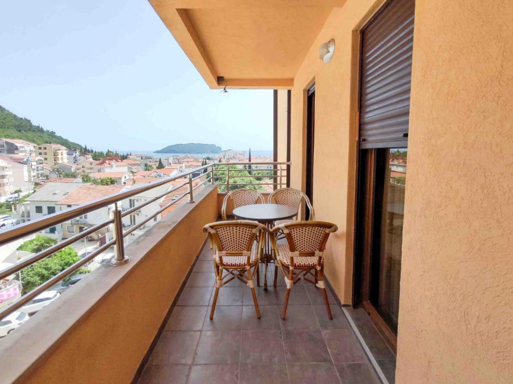 Sunny three-bedroom apartment in Budva photo 2