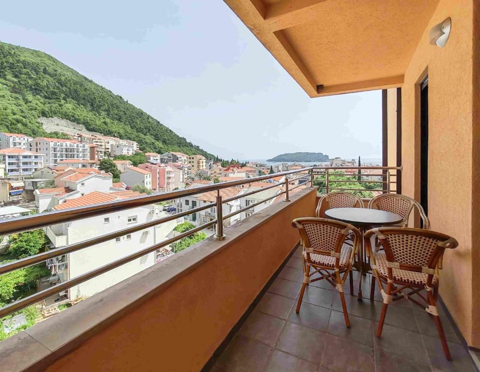 Sunny three-bedroom apartment in Budva photo 3