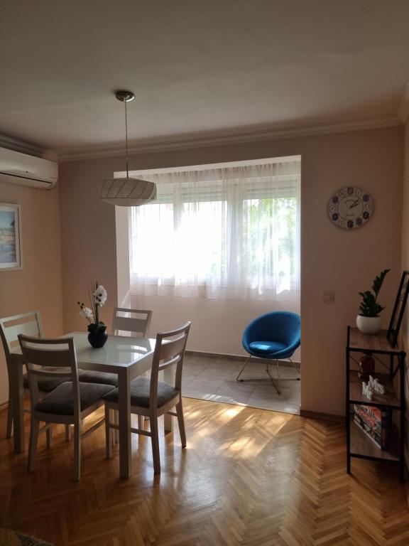 Cozy Central Apartment next to Bus and Train Station photo 2