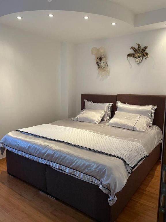 Riverside Villa photo 2