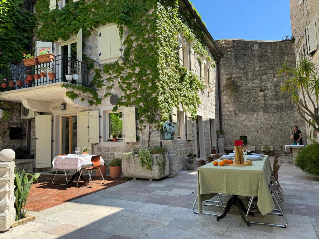 Olea Apartments in a Historic 17th Century Palace Perast — photo 1