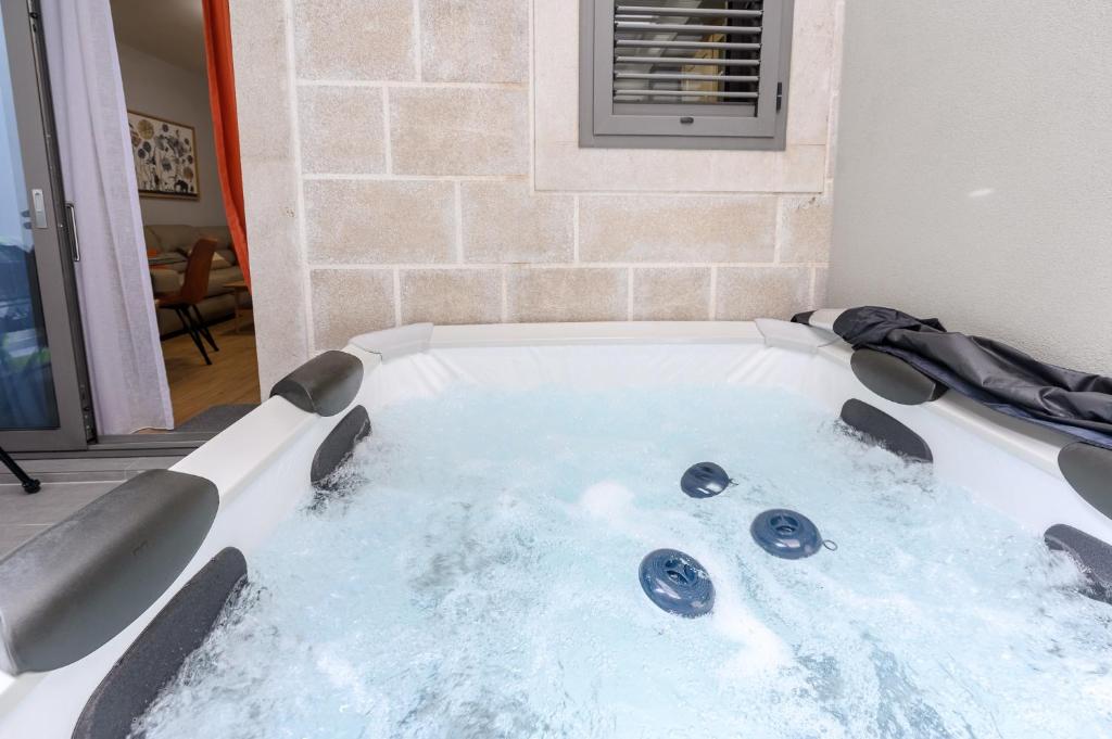 Super Nova Lux Apartment with Jacuzzi — photo 1