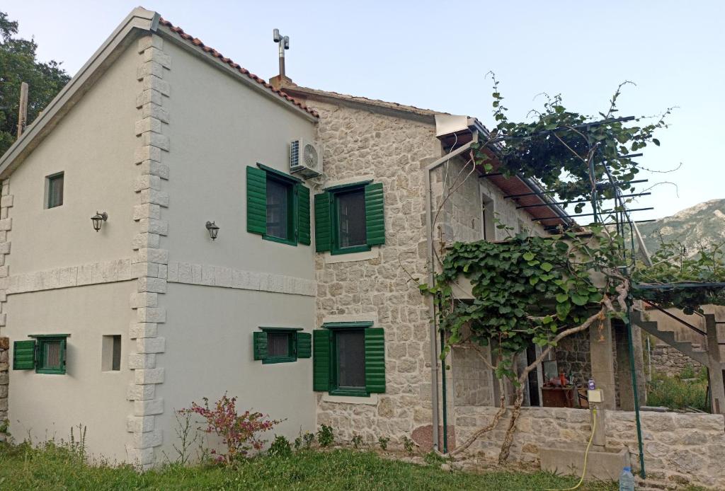 Rustic house — photo 1