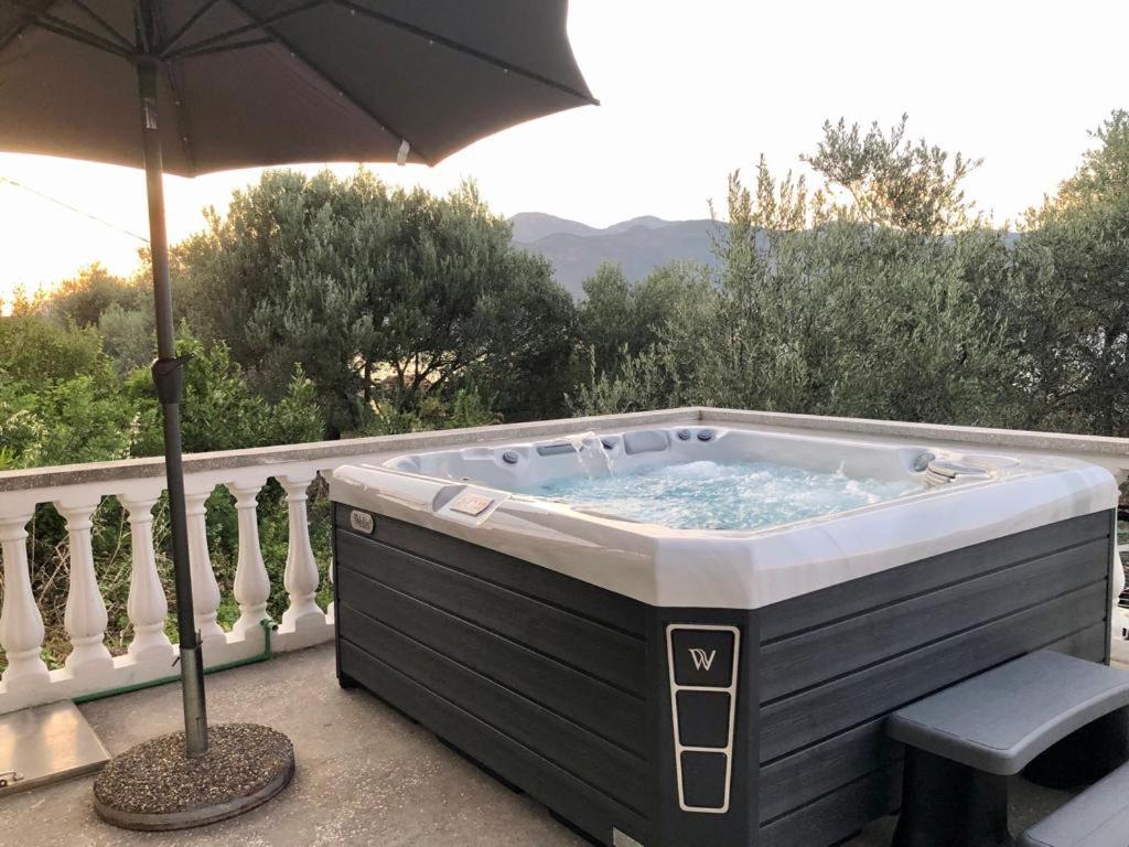 Big house with beautiful view and private jacuzzi — photo 1