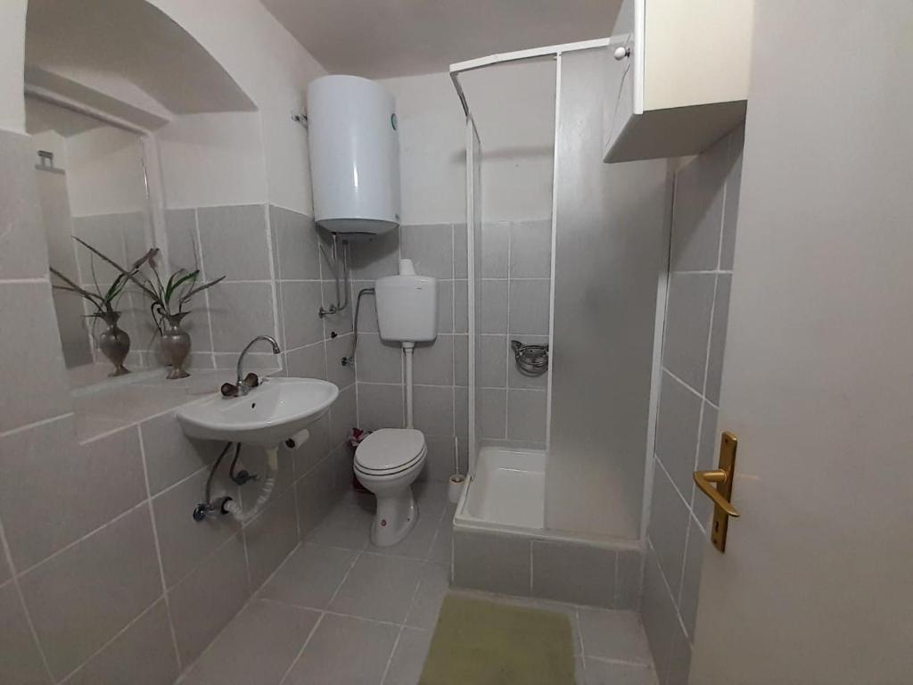 Beach edge 4-Bed House in Muo Kotor photo 3