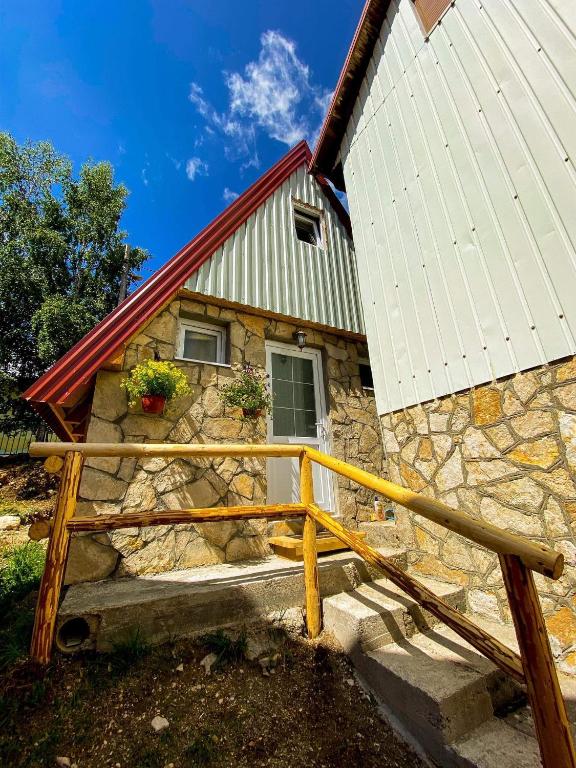TARA BUNGALOV — photo 1