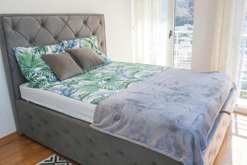 Spacious 1 bedroom apartment with a sea view in Rafailovici photo 2