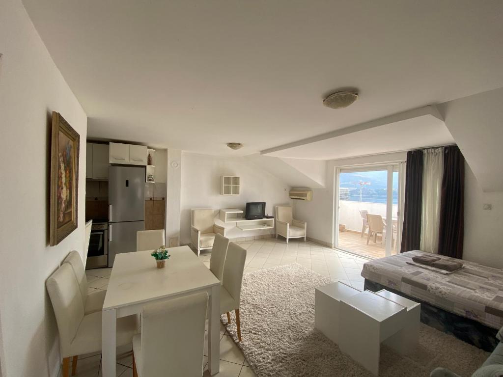Veselinka Apartments & Rooms photo 2
