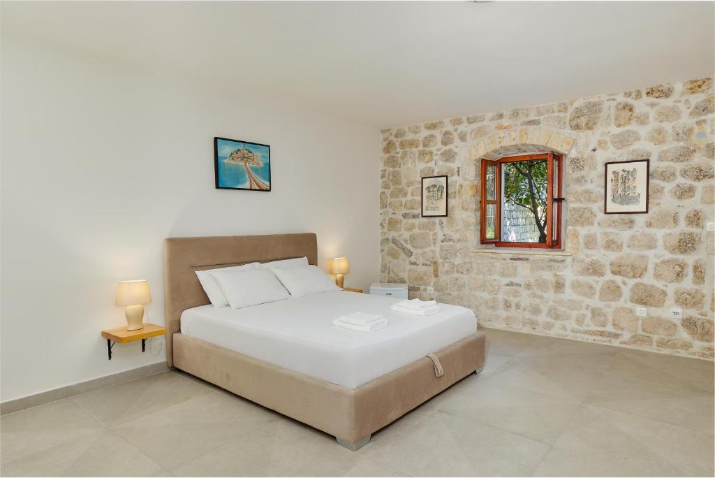 Stone House 264 Beachfront Villa with Private Beach photo 2