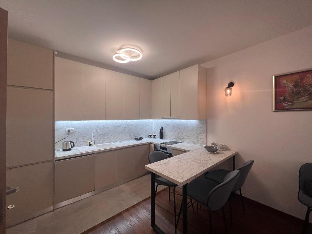 White Homes 1BR/APT•Master Quart photo 3