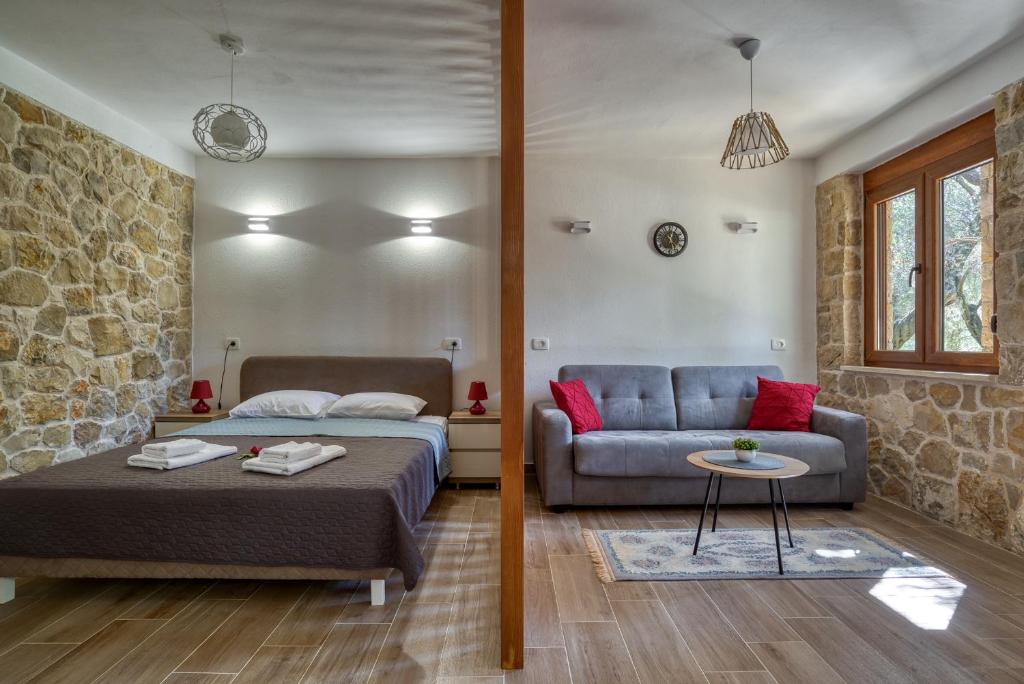 Stonehouse in Olives photo 2