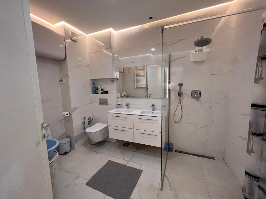 White Homes 37 • Central Point photo 3