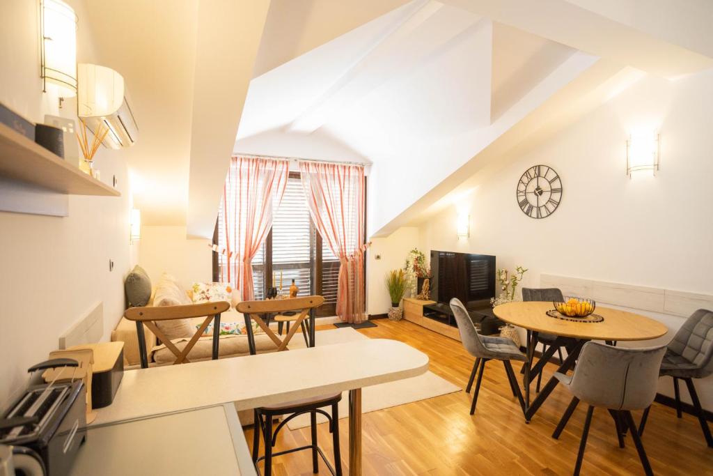 Sunny Portside Apartment — photo 1