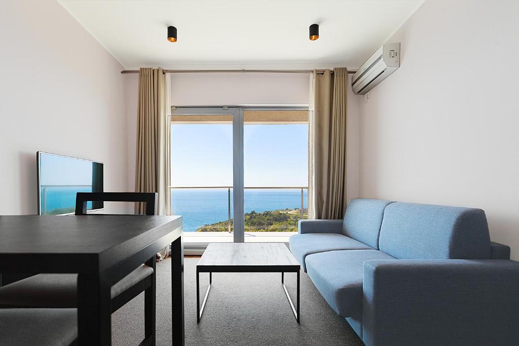 Top-hill stunning view 2 bdr apt with swimming pool photo 2