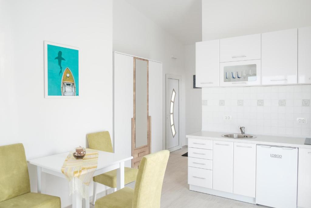 Sunset Apartments photo 3