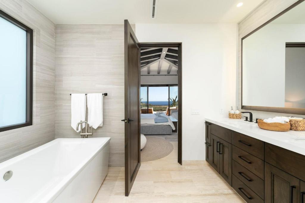 Luxury Villa with Infinity Pool and Ocean View photo 3