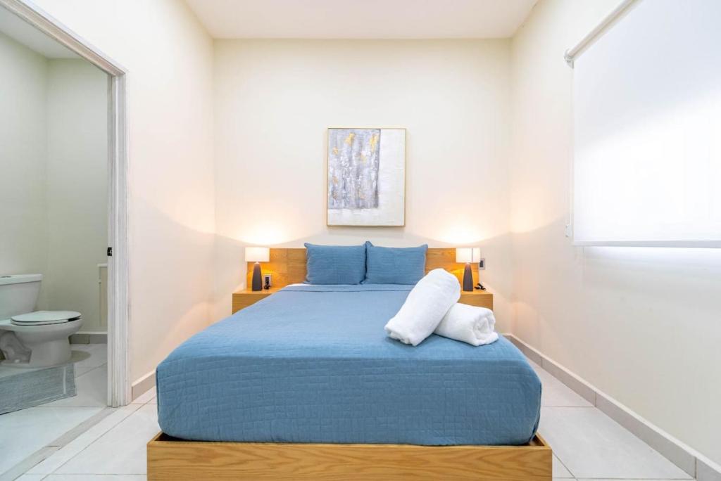 2 BD Suite with Balcony Gym Rooftop Pool photo 2