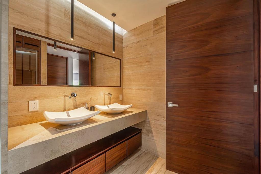 1 BD Luxury Suite with Balcony in trendy La Veleta photo 3