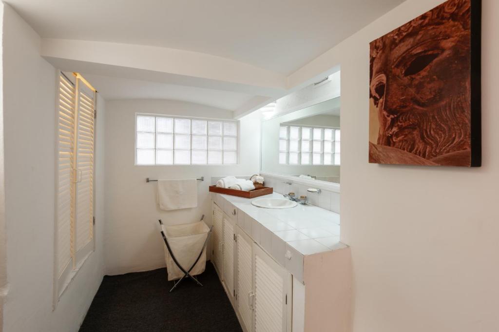 Suite 4B Bazzar photo 3