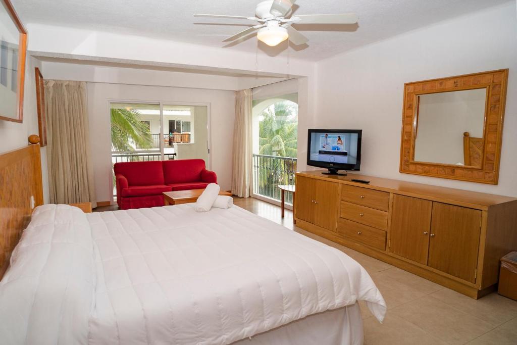 Oceanfront condo at voted best Cancun sandy beach photo 2