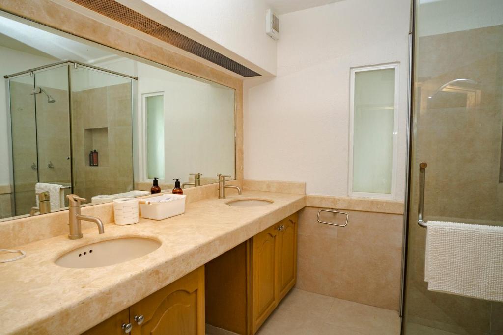 Oceanfront condo at voted best Cancun sandy beach photo 3