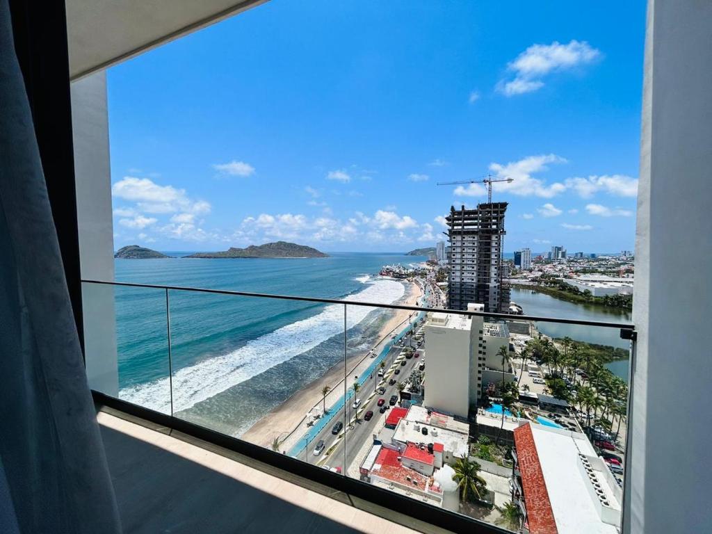 En el malecón con vistas al lago y mar by G P S rentas — photo 1