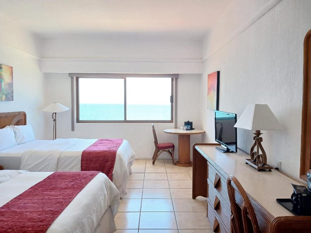 HOTEL SAN CARLOS PLAZA — photo 1