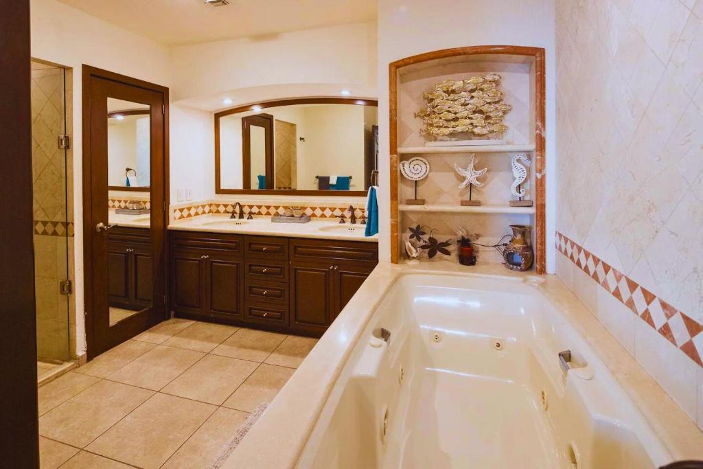 Spacious 4 bedroom Condo with expansive Ocean Views and luxurous features - #910 Sonoran Sky - RP Vacation photo 3
