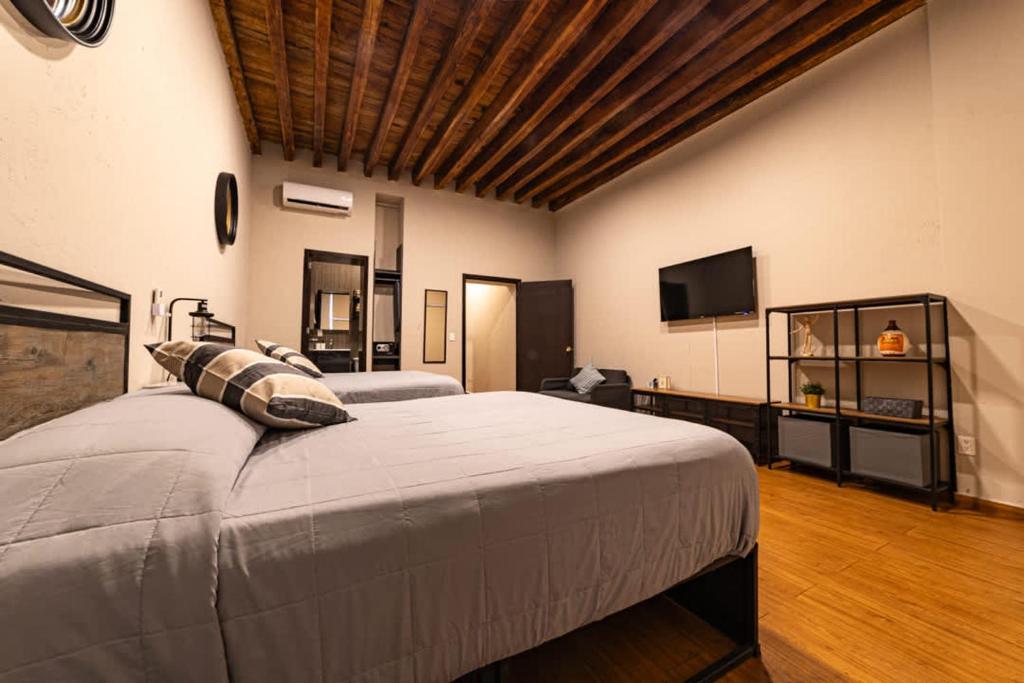 104 Location 2Bdrm 2bath AC apt Fits 8 Rooftop photo 2